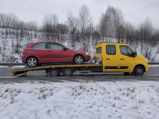 Laweta w śnieżycy na drodze pod Pabianicami