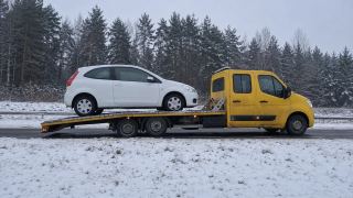 Holowanie samochodu po ośnieżonej ulicy – Pabianice, Piaski