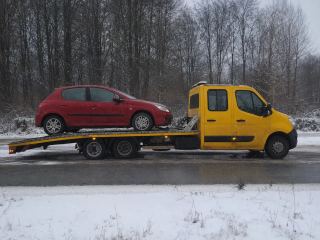 Auto zasypane śniegiem ładowane na lawetę – powiat pabianicki