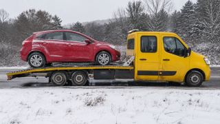 Czerwony hatchback na lawecie w zimowy dzień – Pabianice