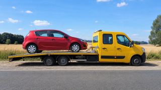 Małe miejskie auto na lawecie – awaryjne otwieranie samochodów Pabianice