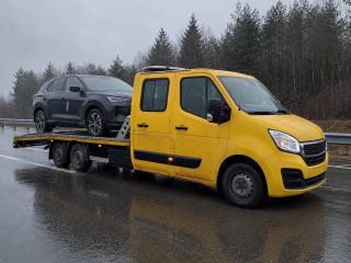 SUV ładowany na lawetę w ulewie – Pabianice, Warszawska
