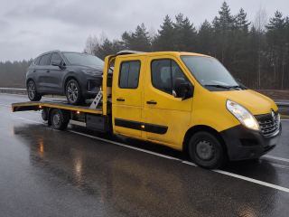 SUV z napędem elektrycznym wjeżdżający na platformę lawety – Pabianice