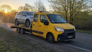 SUV na lawecie o wschodzie słońca przy wylocie na Łask – Pabianice
