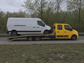 Laweta na poboczu drogi krajowej nr 71 koło Pabianic