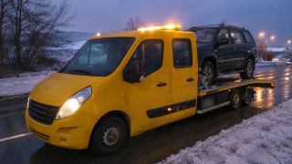 SUV na platformie po zmroku – wyjazd po DK71 w Pabianicach