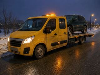 Rozbity SUV ładowany na lawetę nocą po wypadku – Pabianice