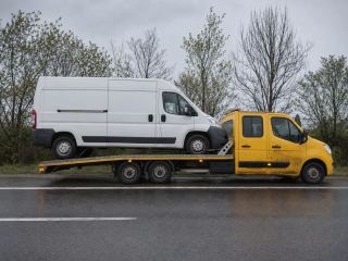 Wiosenny transport busa dostawczego – Pabianice, strefa przemysłowa
