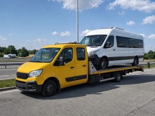 Bus osobowy na lawecie w drodze do serwisu – Pabianice