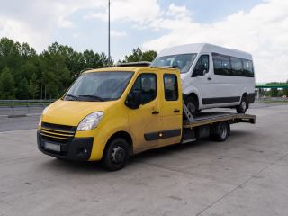 Minibus osobowy przewożony na platformie – powiat pabianicki