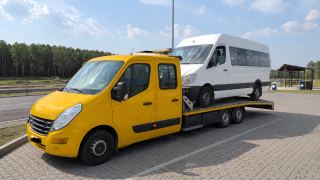 Minibus załadowany na lawetę – transport z Pabianic