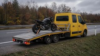 Jednoślad spięty pasami przed odjazdem – transport motocykli Pabianice