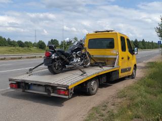Wprowadzanie motocykla po szynie na platformę przy poboczu – okolice Pabianic
