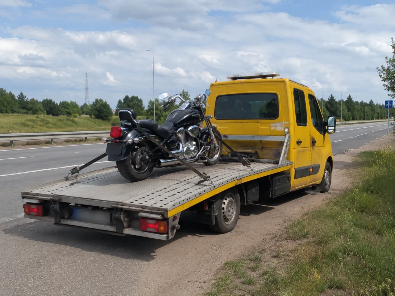 Motocykl gotowy do załadunku na poboczu drogi – Pabianice