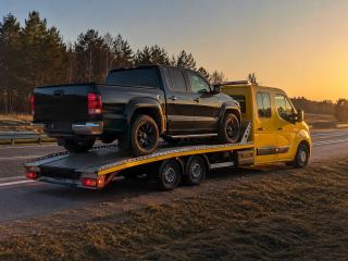 Pickup na platformie o zachodzie słońca nad polami gminy Pabianice